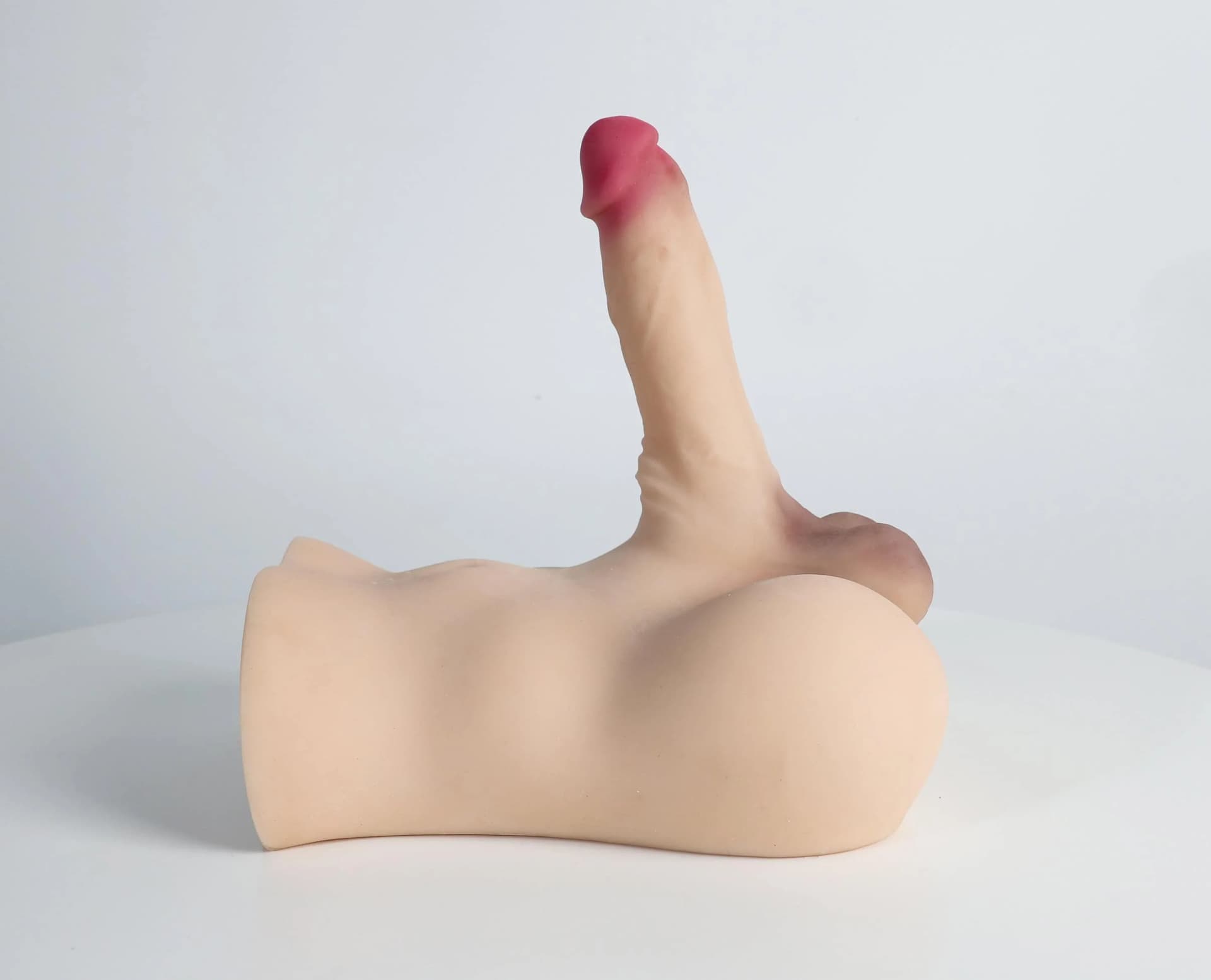 Courbes masculines sculptées et réalistes